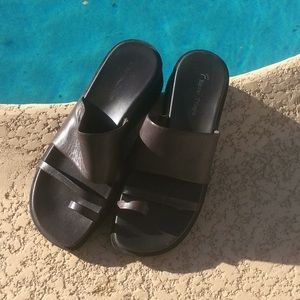 Bare traps slip on sandals